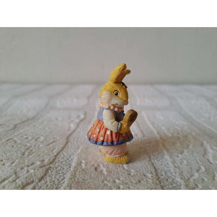 Konijn van kunsthars met rok en spiegel 3x3x5cm - dierfiguren