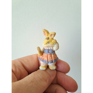 Konijn van kunsthars met rok en spiegel 3x3x5cm