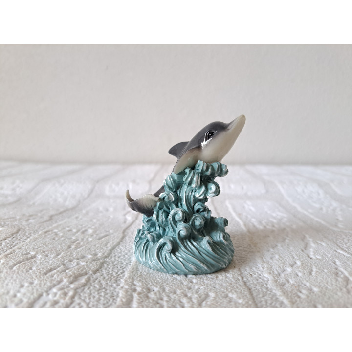 Dolfijn van kunsthars zwemmend op een golf D4.5xH6.5cm - dierfiguren
