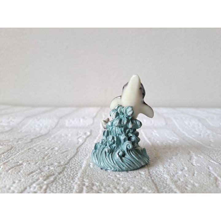 Dolfijn van kunsthars zwemmend op een golf D4.5xH6.5cm - dierfiguren