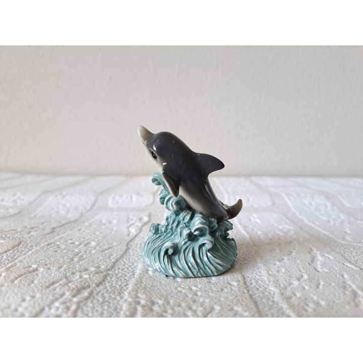 Dolfijn van kunsthars zwemmend op een golf D4.5xH6.5cm - dierfiguren