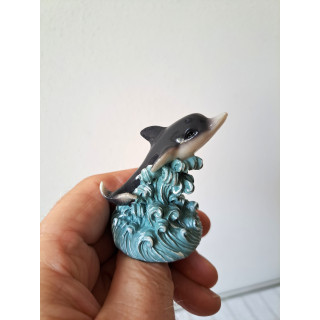 Dolfijn van kunsthars zwemmend op een golf D4.5xH6.5cm
