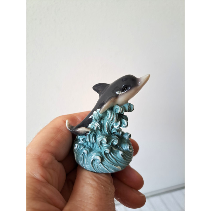 Dolfijn van kunsthars zwemmend op een golf D4.5xH6.5cm