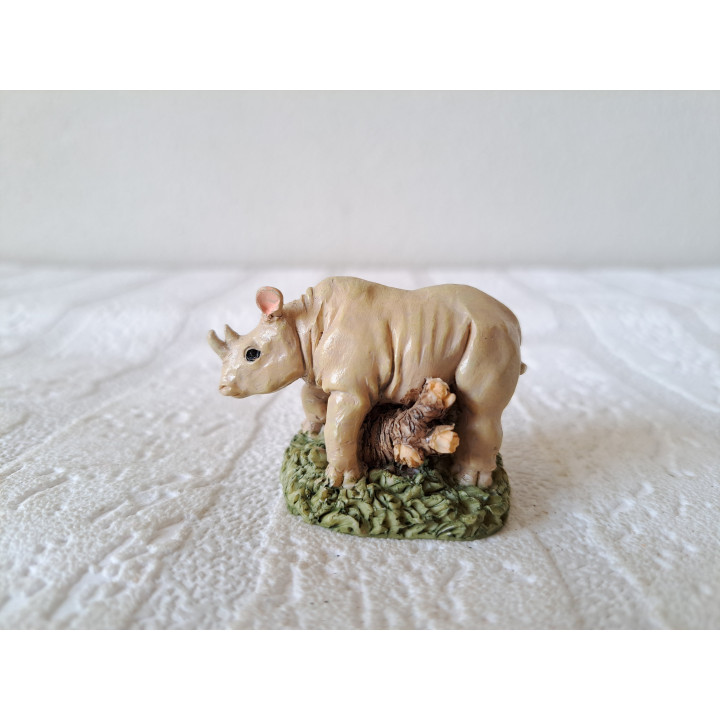 Neushoorn van kunsthars met boomstam 5.5x3.5x4cm - dierfiguren
