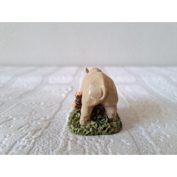 Neushoorn van kunsthars met boomstam 5.5x3.5x4cm - dierfiguren