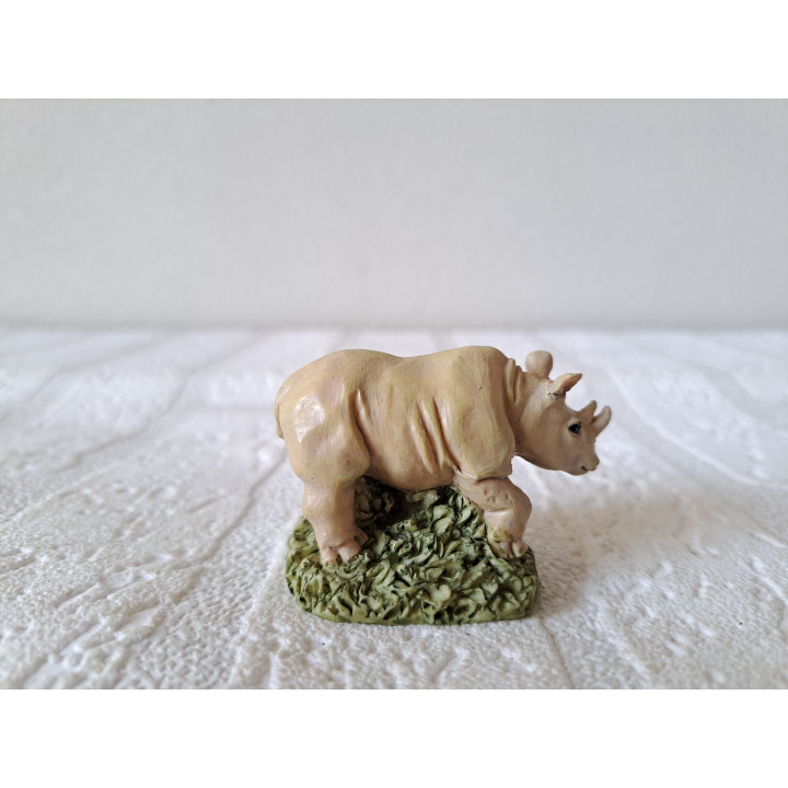 Neushoorn van kunsthars met boomstam 5.5x3.5x4cm - dierfiguren