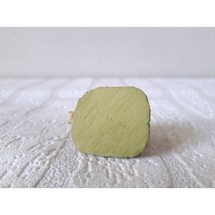 Neushoorn van kunsthars met boomstam 5.5x3.5x4cm - dierfiguren
