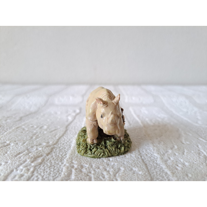 Neushoorn van kunsthars met boomstam 5.5x3.5x4cm - dierfiguren