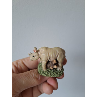 Neushoorn van kunsthars met boomstam 5.5x3.5x4cm