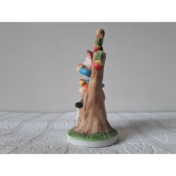 Jongen van porselein met appelboom en hond D7.5xH15.5cm - beeldjes