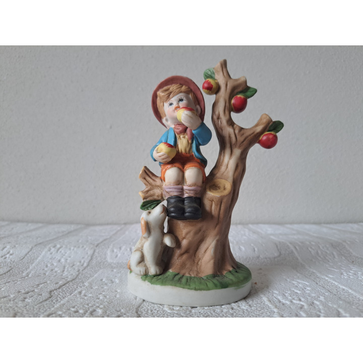Jongen van porselein met appelboom en hond D7.5xH15.5cm - beeldjes