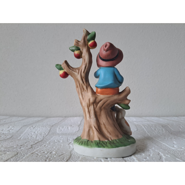 Jongen van porselein met appelboom en hond D7.5xH15.5cm - beeldjes
