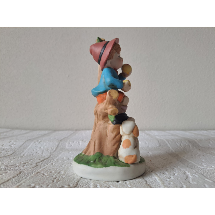 Jongen van porselein met appelboom en hond D7.5xH15.5cm - beeldjes