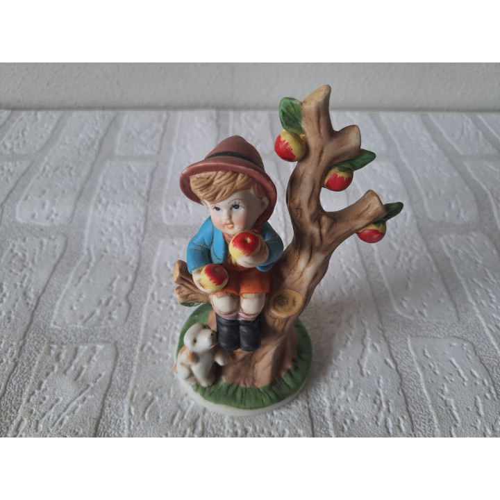 Jongen van porselein met appelboom en hond D7.5xH15.5cm - beeldjes