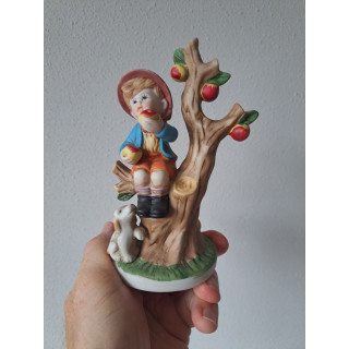 Jongen van porselein met appelboom en hond D7.5xH15.5cm