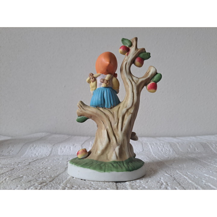 Meisje van porselein met appelboom en konijn 10x7x15cm - beeldjes