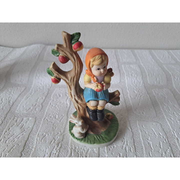 Meisje van porselein in een boom met appel 10x7x15cm