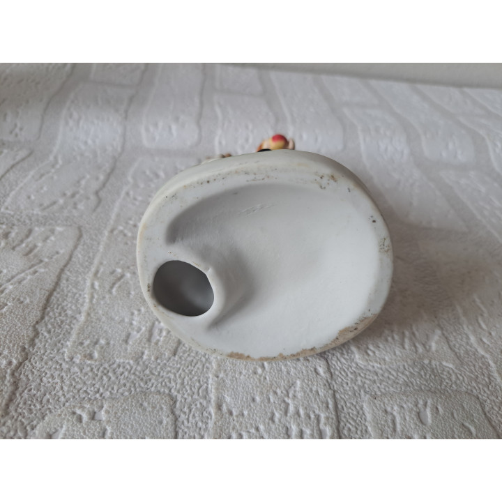 Meisje van porselein met appelboom en konijn 10x7x15cm - beeldjes