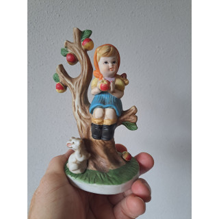 Meisje van porselein met appelboom en konijn 10x7x15cm