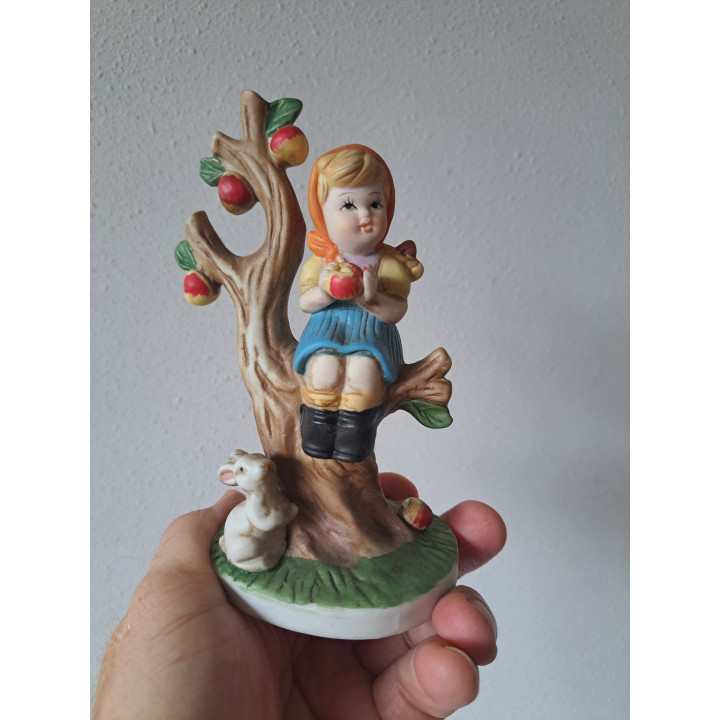 Meisje van porselein met appelboom en konijn 10x7x15cm