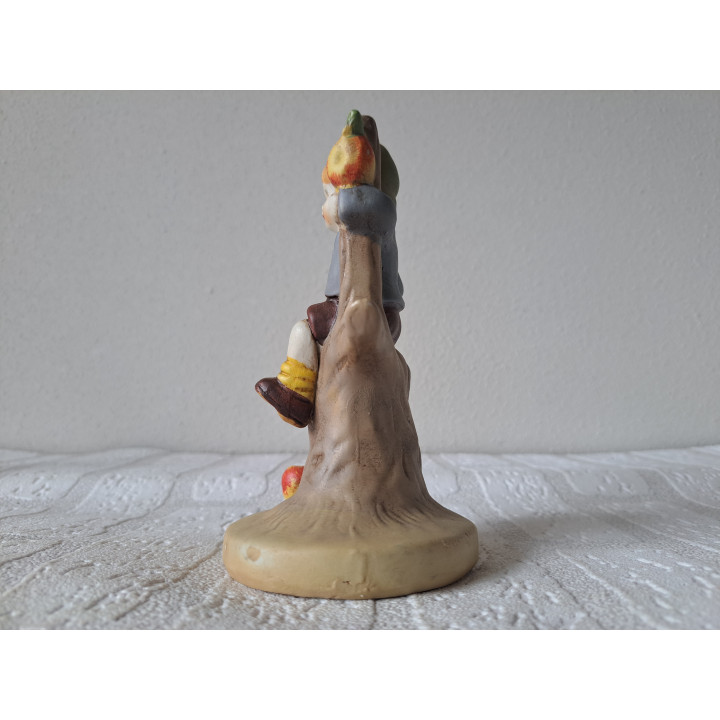 Jongen van porselein met appelboom en vogel D8.5xH14cm - beeldjes