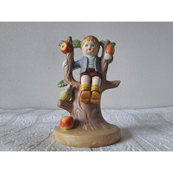 Jongen van porselein met appelboom en vogel D8.5xH14cm - beeldjes
