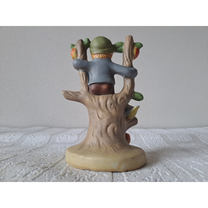 Jongen van porselein met appelboom en vogel D8.5xH14cm - beeldjes