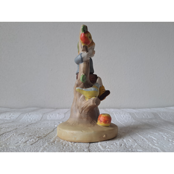 Jongen van porselein met appelboom en vogel D8.5xH14cm - beeldjes