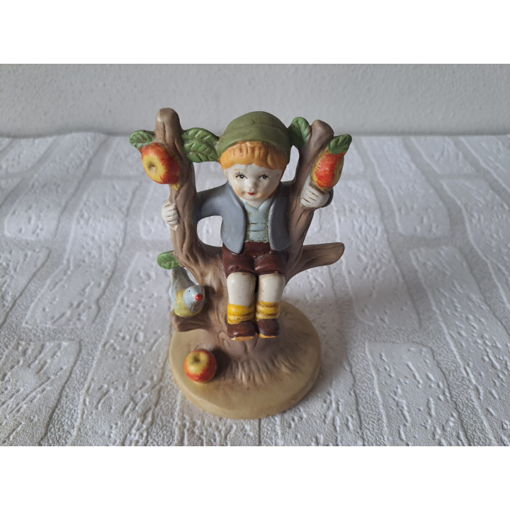 Jongen van porselein met appelboom en vogel D8.5xH14cm - beeldjes