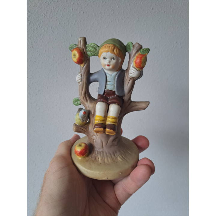 Jongen van porselein met appelboom en vogel D8.5xH14cm