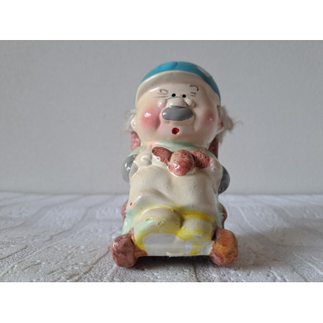 Oma van keramiek in schommelstoel spaarpot 6.5x8x13cm - spaarpotten