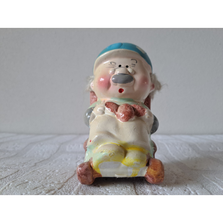Oma van aardewerk in schommelstoel spaarpot 6.5x8x13cm - spaarpotten