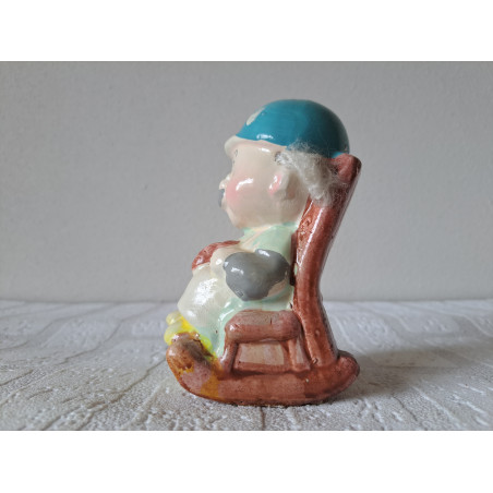 Oma van keramiek in schommelstoel spaarpot 6.5x8x13cm - spaarpotten