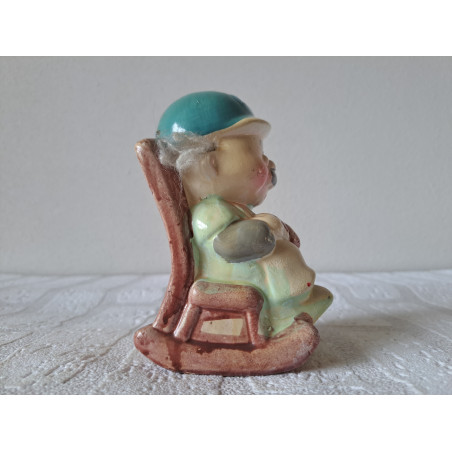 Oma van keramiek in schommelstoel spaarpot 6.5x8x13cm - spaarpotten