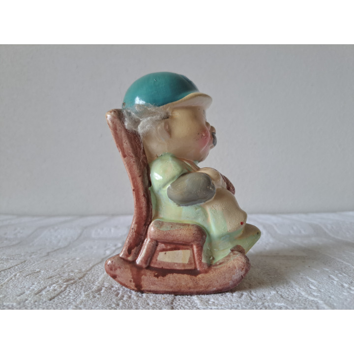 Oma van keramiek in schommelstoel spaarpot 6.5x8x13cm - spaarpotten