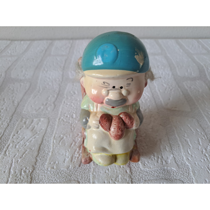 Oma van aardewerk in schommelstoel spaarpot 6.5x8x13cm - spaarpotten