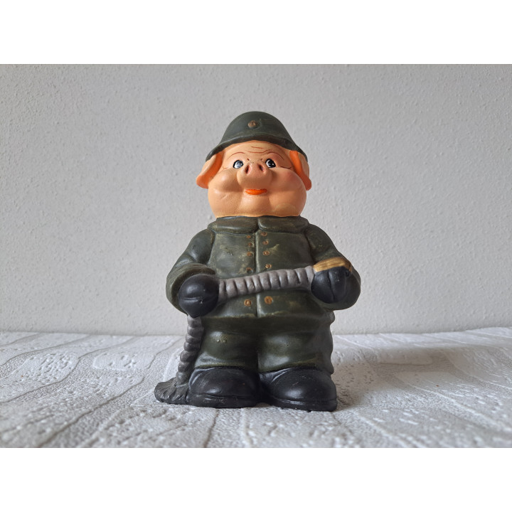 Varken van aardewerk als brandweerman spaarpot 11x8.5x18cm - spaarpotten