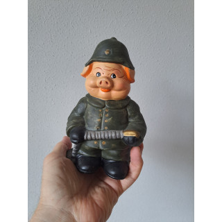 Varken van keramiek als brandweerman spaarpot 11x8.5x18cm