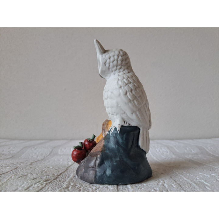 Uil van porselein met mand en appels D8xH13cm - dierfiguren Uil van porselein met mand en appels D8xH13cm - dierfiguren
