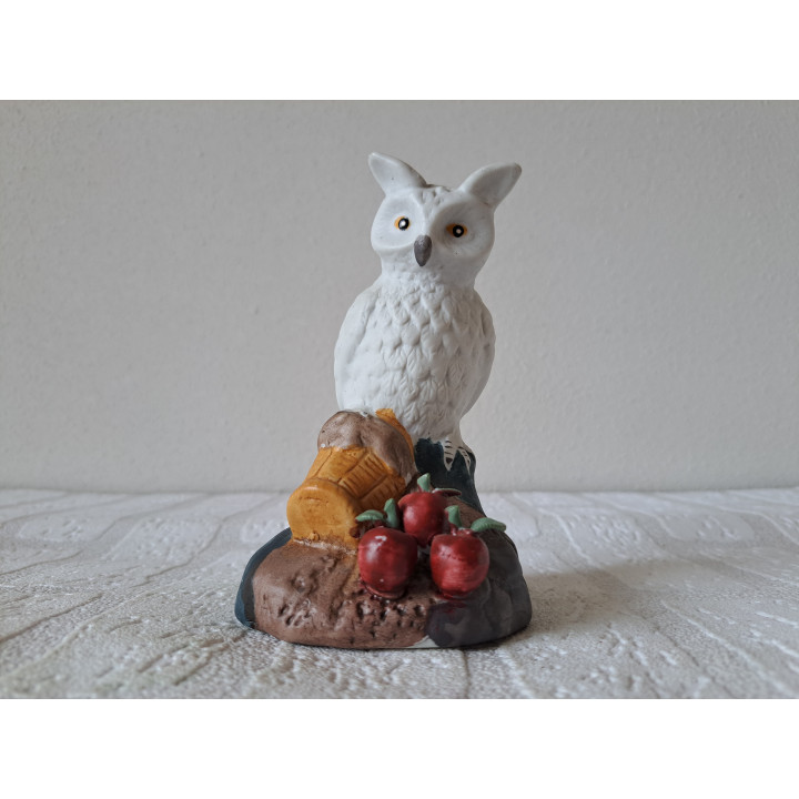 Uil van porselein met mand en appels D8xH13cm - dierfiguren Uil van porselein met mand en appels D8xH13cm - dierfiguren