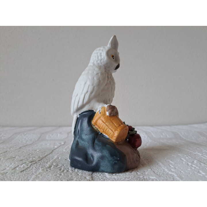 Uil van porselein met mand en appels D8xH13cm - dierfiguren Uil van porselein met mand en appels D8xH13cm - dierfiguren