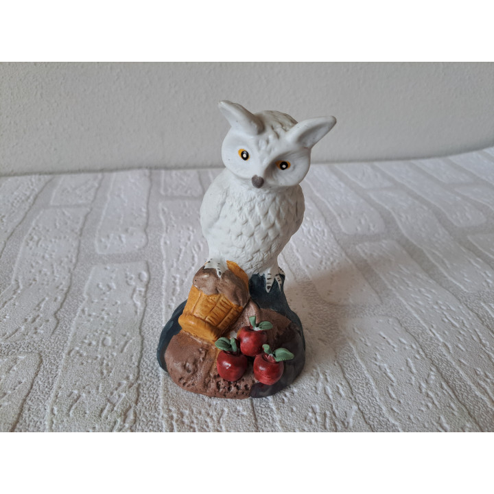 Uil van porselein met mand en appels D8xH13cm - dierfiguren Uil van porselein met mand en appels D8xH13cm - dierfiguren