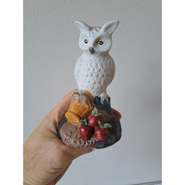 Uil van porselein met mand en appels D8xH13cm Uil van porselein met mand en appels D8xH13cm