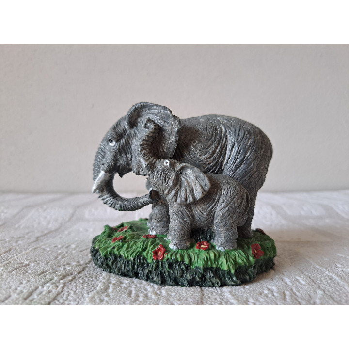 Olifant van kunsthars met liggend kalf 10x8.5x8.5cm - dierfiguren