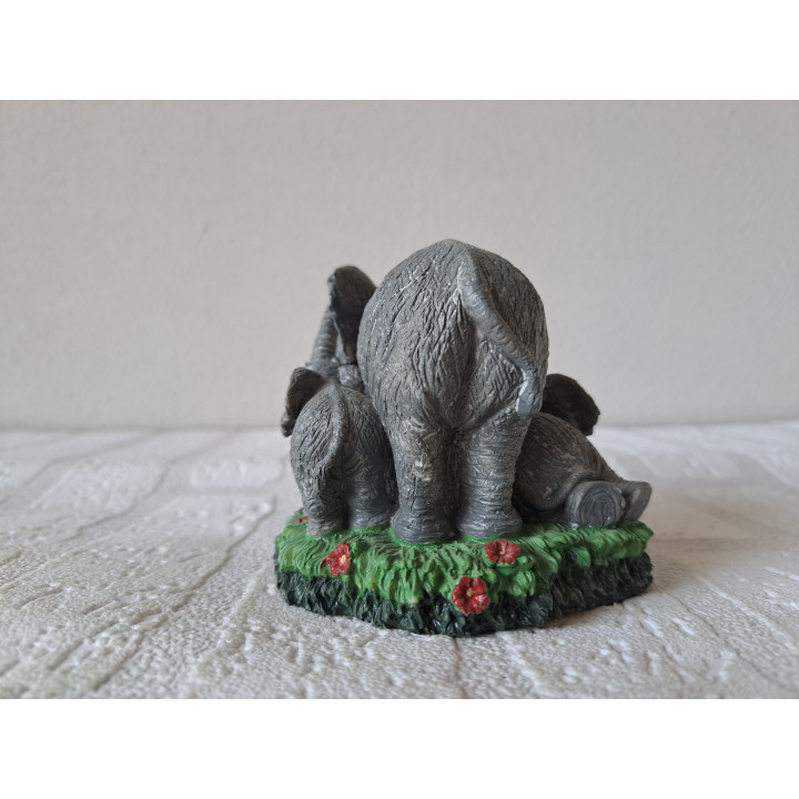 Olifant van kunsthars met liggend kalf 10x8.5x8.5cm - dierfiguren