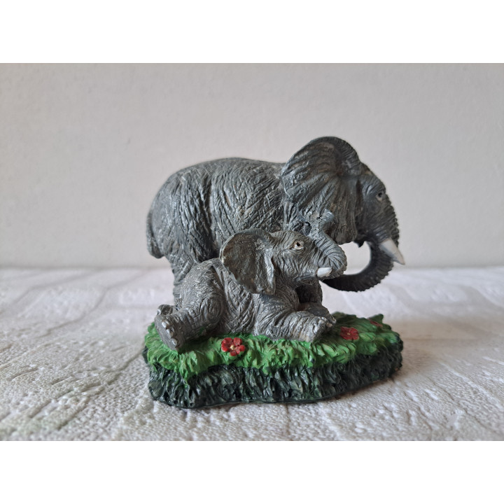 Olifant van kunsthars met liggend kalf 10x8.5x8.5cm - dierfiguren