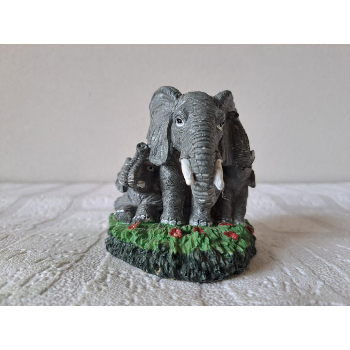 Olifant van kunsthars met liggend kalf 10x8.5x8.5cm - dierfiguren