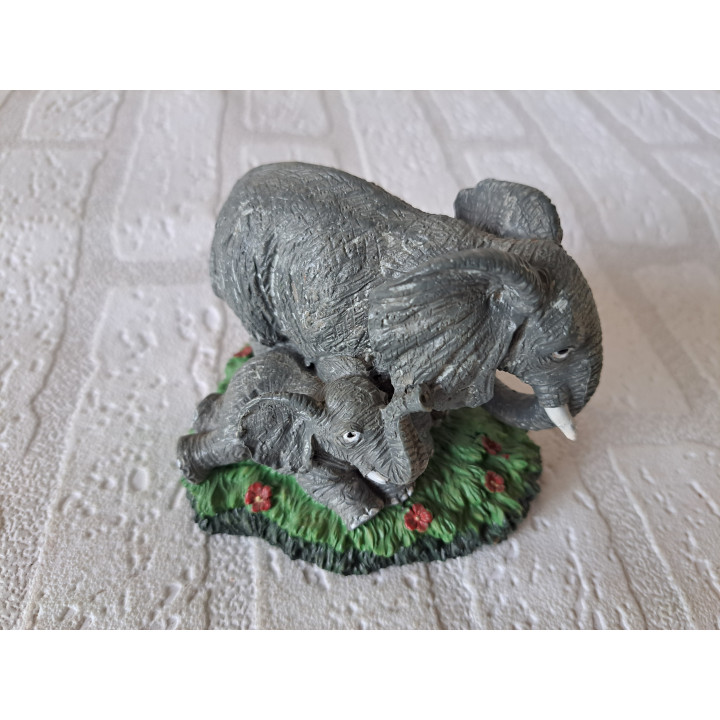 Olifant van kunsthars met liggend kalf 10x8.5x8.5cm - dierfiguren