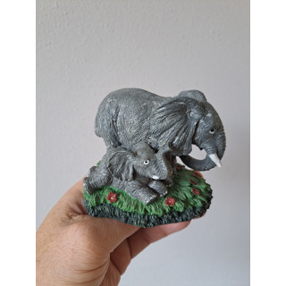 Olifant van kunsthars met liggend kalf 10x8.5x8.5cm