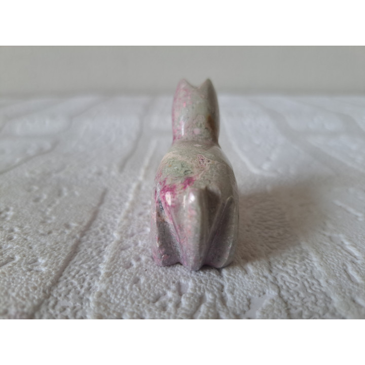 Liggende poes van natuursteen 5.5x2x4.5cm - dierfiguren